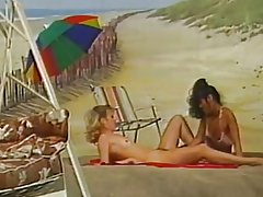 Dve lezbijke, igranje na plaži ozadje