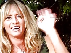 Rdečelaska azijskih lezbijka je njeno tesno muco polizala igriv prijatelje v parku