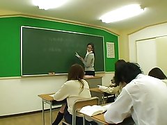 Babe gets ji majhne joške, poljubila in pizda polizala žrebec