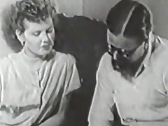 Dlakavi fant prodira svojega prijatelja (letnik 1950-ih)